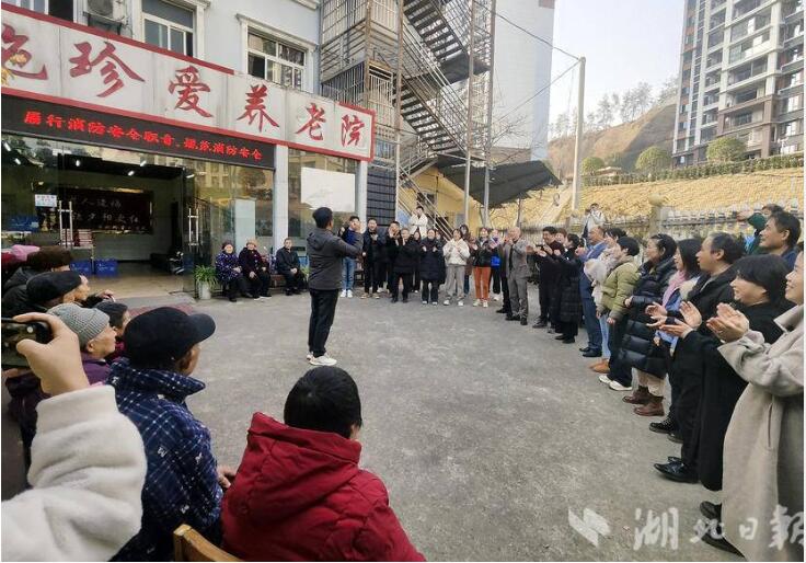 恩施市小渡船：企业送温暖 情暖托老院
